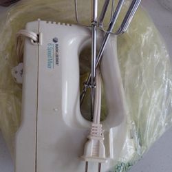 HAND MIXER BLACK & DECKER $5
