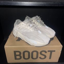 Adidas Yeezy 700  Boost Analog 