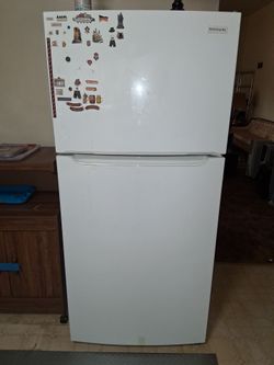 Frigidaire Top-Freezer Refrigerator White