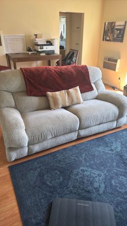 Electronic recliner couch