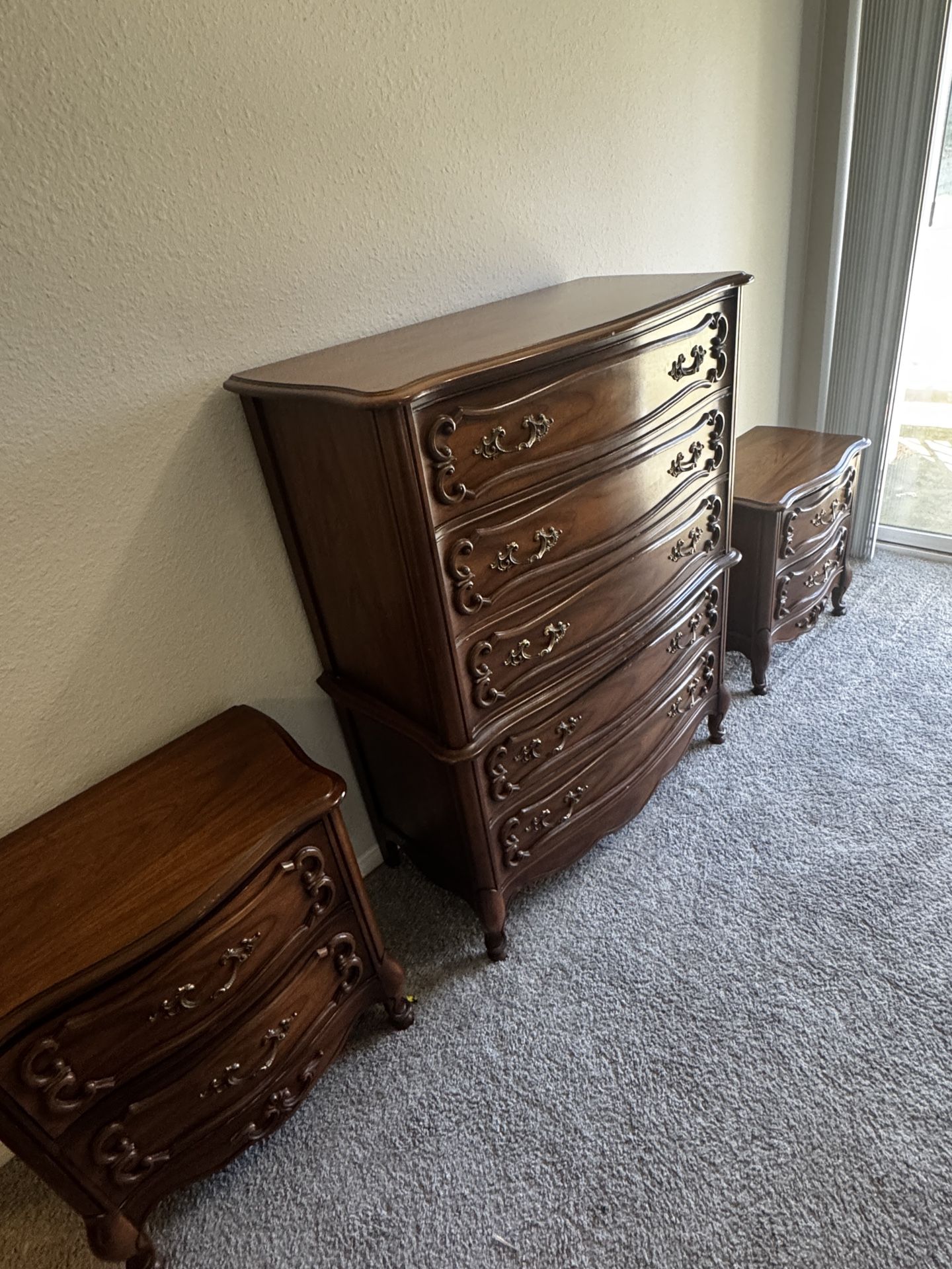 3 Piece Wooden Bedroom Set Dresser with 5 drawers 2 nightstands w 2 drawers each