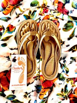 Women’s Cheeks Barefoot Cushioned Flip flops Size 10