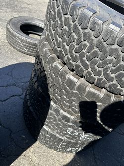 Tengo un Set de llantas en muy buenas condiciones, marca BFGOODRICH LT 275/70R17 instaladas y balanceadas por el mismo precio $270