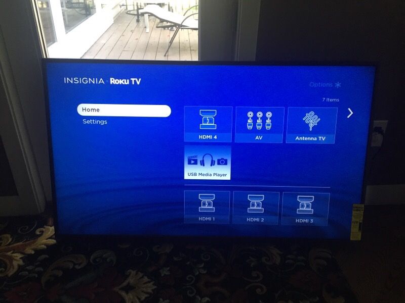 50" Insignia - 4K UHD - Smart Roku TV