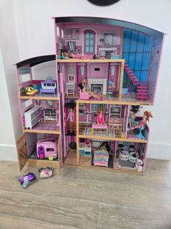 Barbie dolls house with accessories