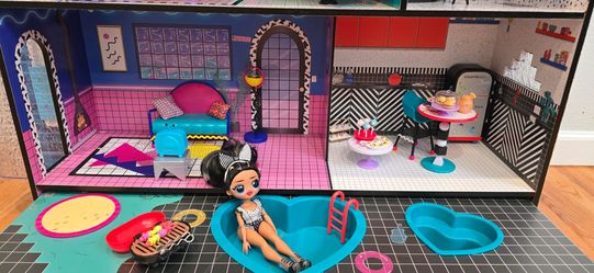 L.O.L. OMG Surprise Wooden Doll House