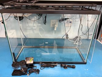 29 gallon aquarium with heater, auto feeder, lid and LED light with timer