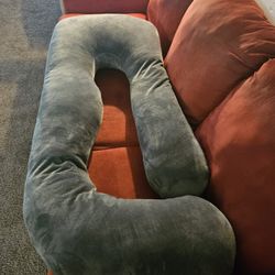 Cozy U-Shaped Pregnancy Pillow - Like New!

