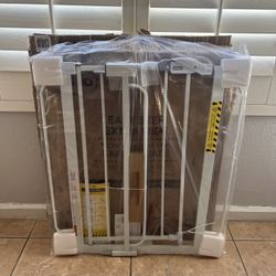 Regalo Extra Wide Baby/ Pet Gate (READ DESCRIPTION)
