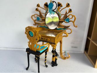 Cleo De Nile Vanity