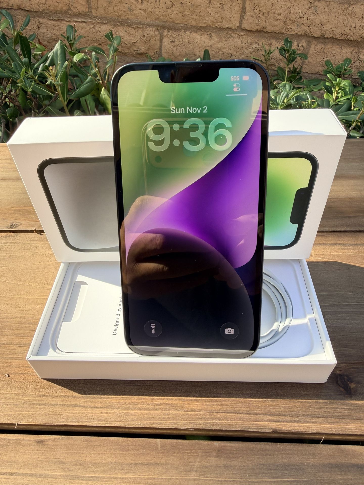 IPhone 14 128  GB,  Amazing Condition.  UNLOCKED use any carrier.  Hablo Espanol.    