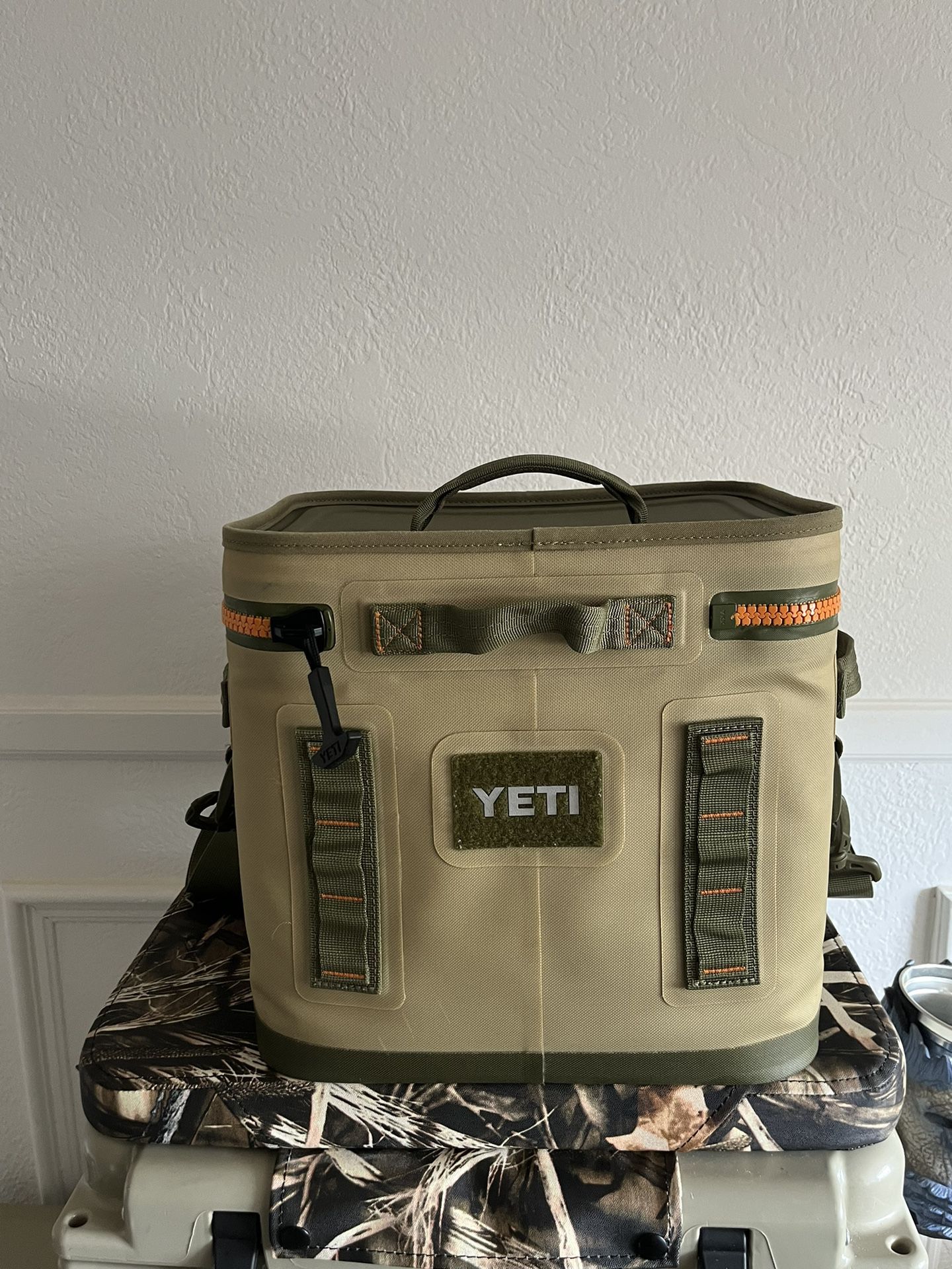 Yeti Hopper Flip 12 in Field Tan