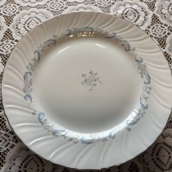 Camelot Fine China - Gracious Pattern - 22 pieces