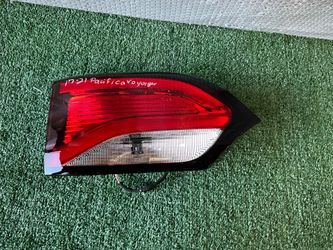 2017 2021 Chrysler pacífica voyager. Driver tailgate light. Oem