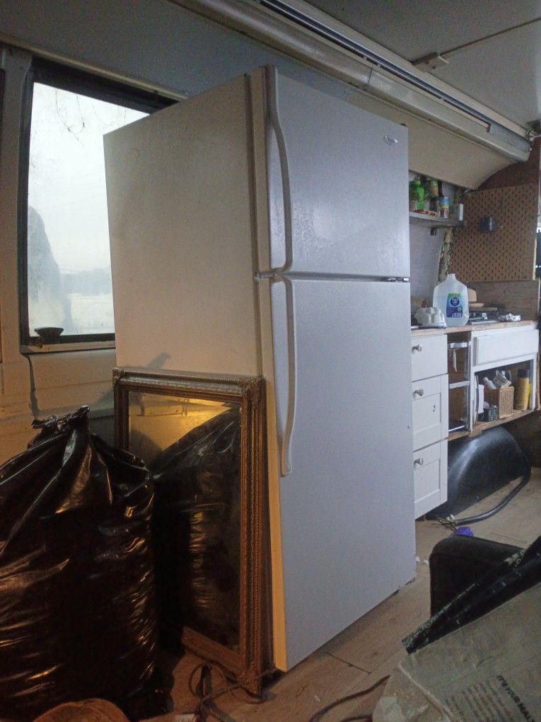 Whirlpool 18.2 Cubic Ft Refridgerator
