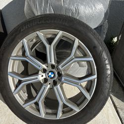 2020 BMW X7 stock rims tires.