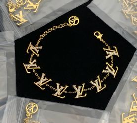 New 18k stainless steel gold bracelet comes with dust bag