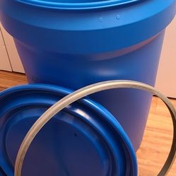 Barrels 30 US gallons With Seal On Lids And Locking Metal. Rings This Locks And , all clean.... Price is per barrel  Selling 1 Or Multiples

Delivery 