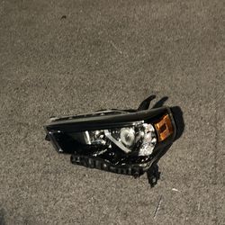 2017 Toyota 4Runner Right Head light only