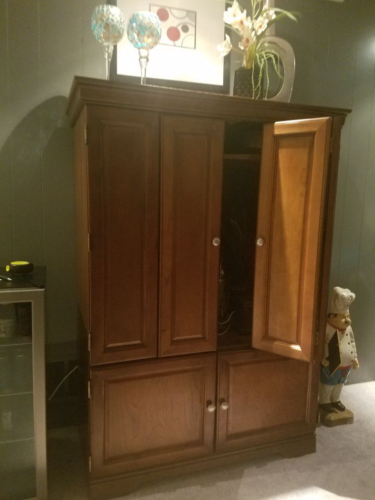 MUST GO! TV Armoire