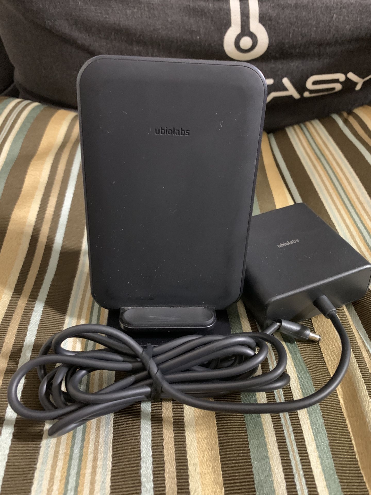 AWC1102 CHG1088SGV Ubio Labs 2in1 Wireless Charging Stand Black