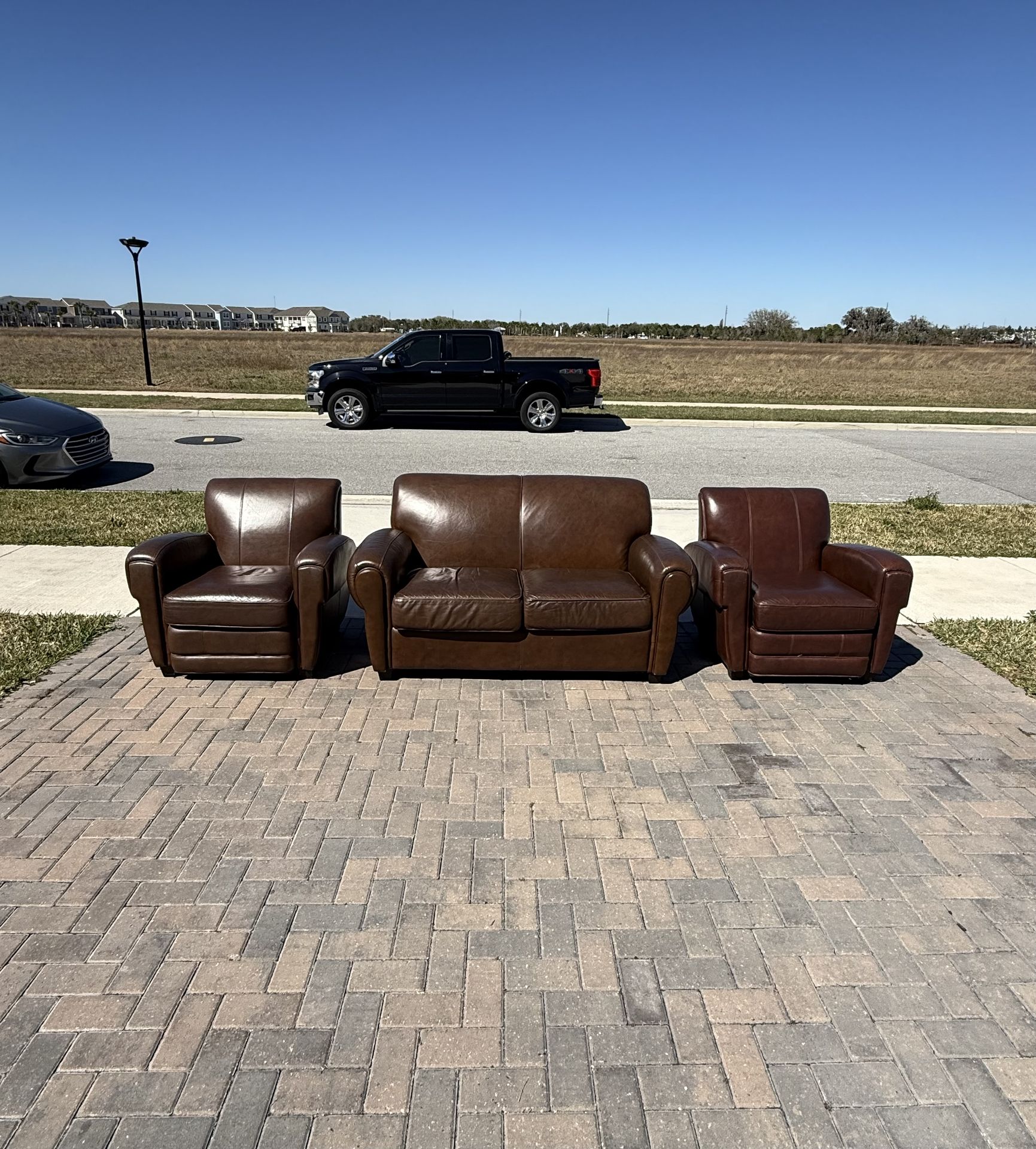🛋️Leather couch set with chairs. Delivery available
