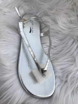 New . Silver sandal . Size 7 1/2