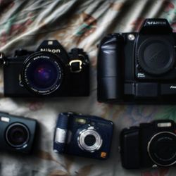 LOT OF CAMERAS, 3 FOR USE, 2 FOR PARTS