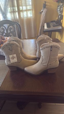 Boots cowboy $15 each nuevas