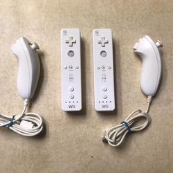2 NINTENDO WII REMOTES + 2 NUNCHUK CONTROLLERS 