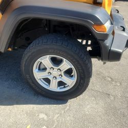Jeep Wrangler Wheels Only No Tires 17inch Set Of 4 For Only 90 OBOJuego de 4 ruedas Jeep Wrangler de 17 pulgadas por solo 90 OBO