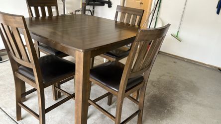 Dining Table/ Mesa De Comedor Para 4 / Ashley