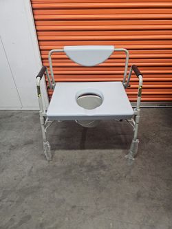 
Drive Medical
(Brand Rating: 4.0/5)
Bariatric Drop Arm Bedside Commode Chair