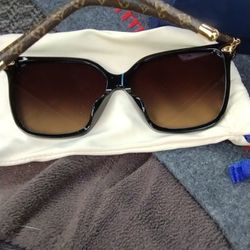 AUTHENTIC LOUIS VUITTON SUNGLASSES for Sale in Hayward