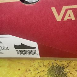 BRAND NEW VANS ALL BALCK SIZE 6 