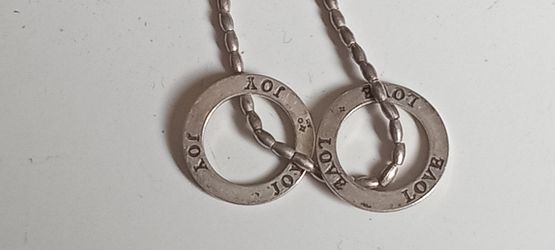 Cadena de sterling silver 925 con 2 dijes 925 esta larga en buenas condiciones