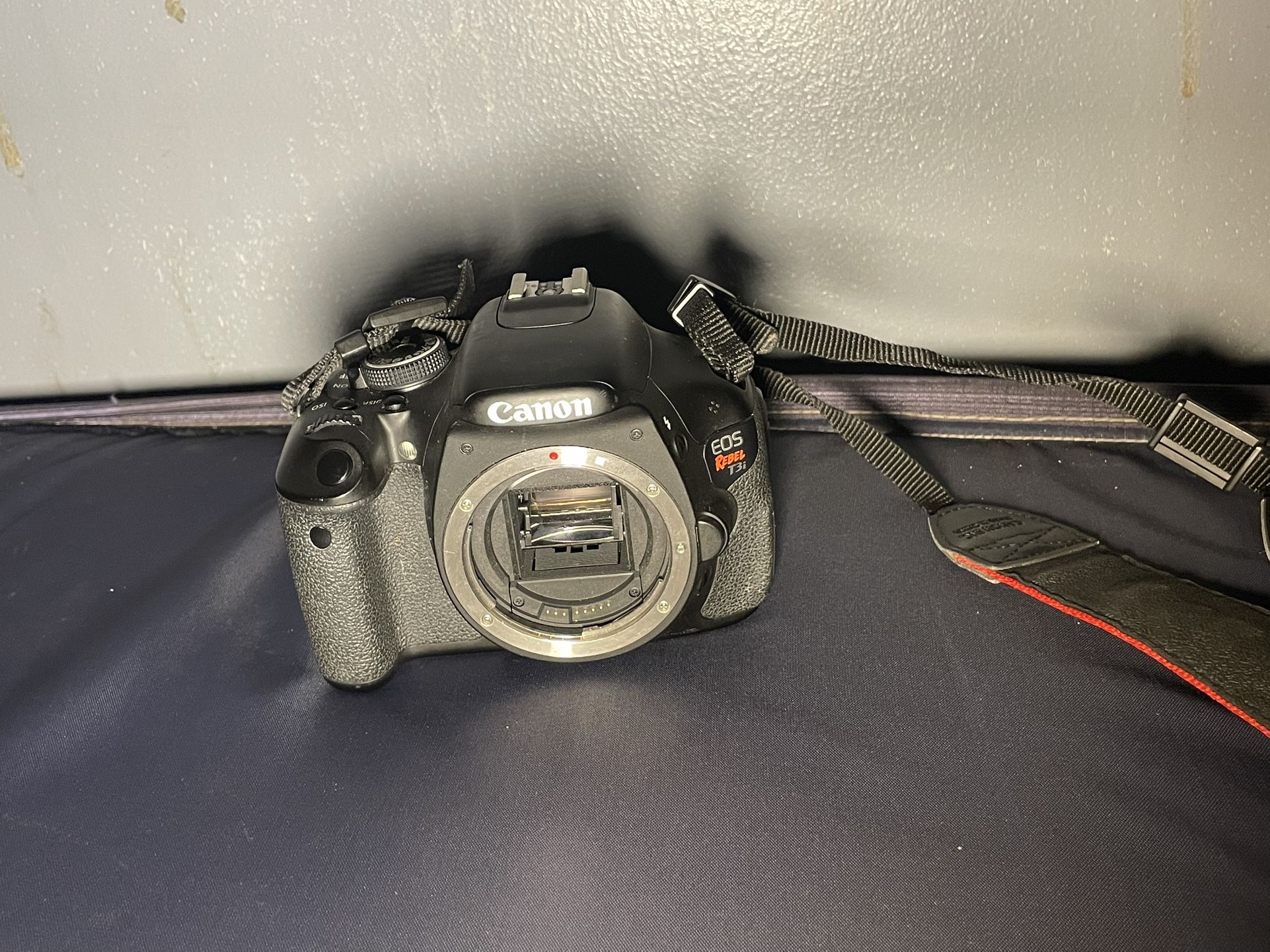 Canon EOS Digital Rebel T3i w/18-55mm (CAMERA KIT) COMES WIT CHARGER N LENSES