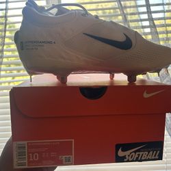 Woman’s Softball Cleats