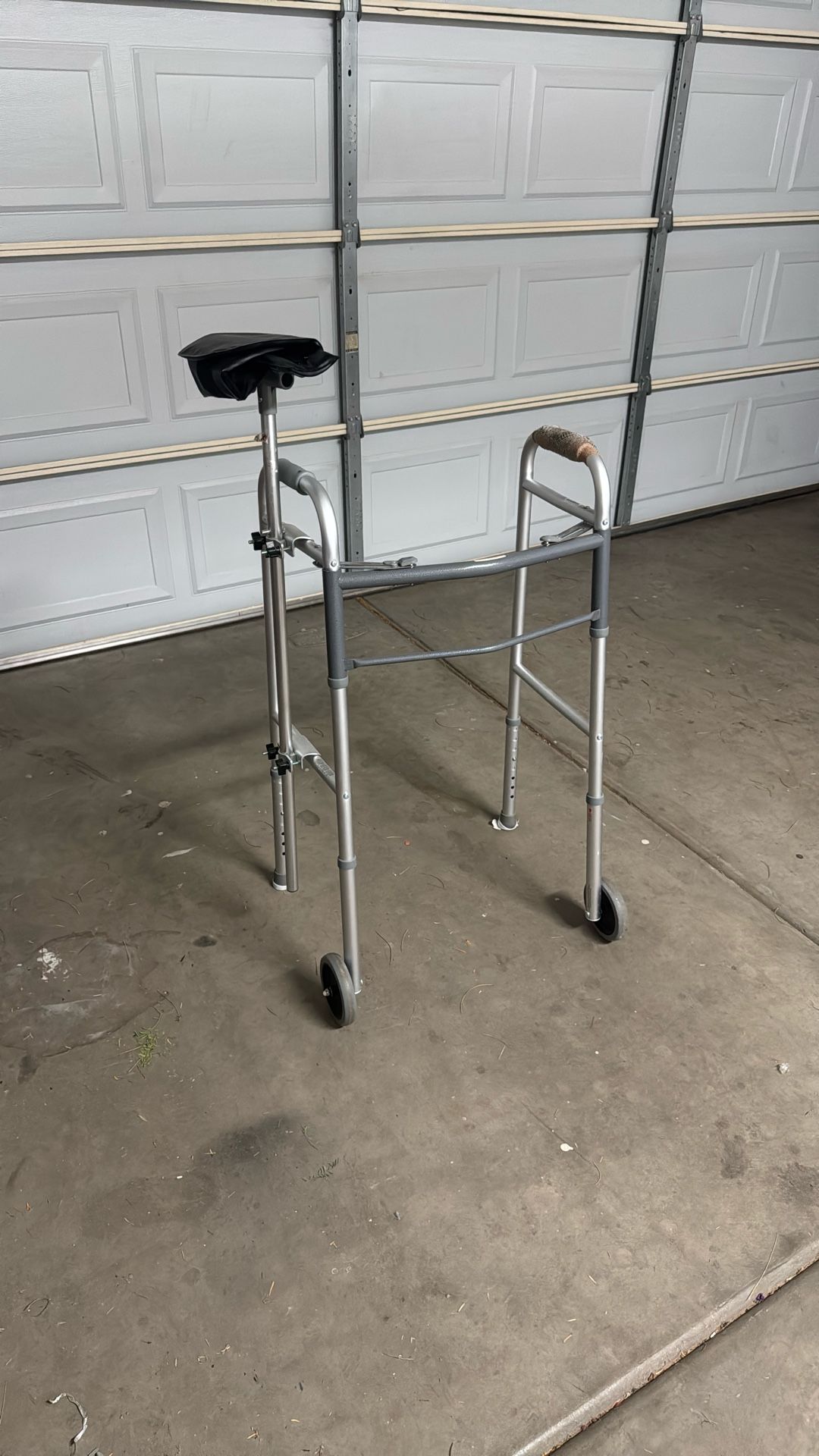 Walker with Arm Rest
