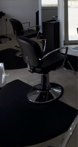 Silla de estilista y mat para el piso
