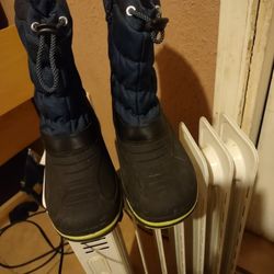 Kids Snow Boots Size 4 Or 4. 1/2