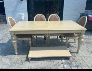 Beautiful Dining Room Set – Table + Chairs ✨