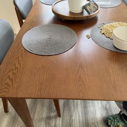 LEVITY DINNING TABLE WHIT 4 CHAIRS