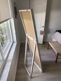 Free standing mirror