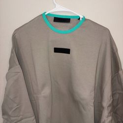 MEDIUM - NEW Essentials Fear Of God Crewneck - Seal Grey