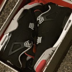 Retro 4 - Bred (2019) *Best Offer*