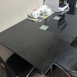 Mesa de comedor con sillas