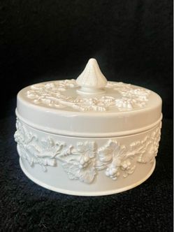 Vintage/MCM Cream Wedgwood Embossed Queensware Round "Candy Box" with Lid