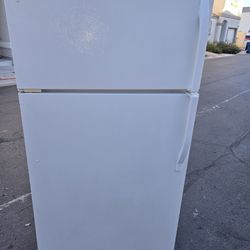 Reliable - Kenmore 18 Cu Ft  Top Freezer Refrigerator In White  