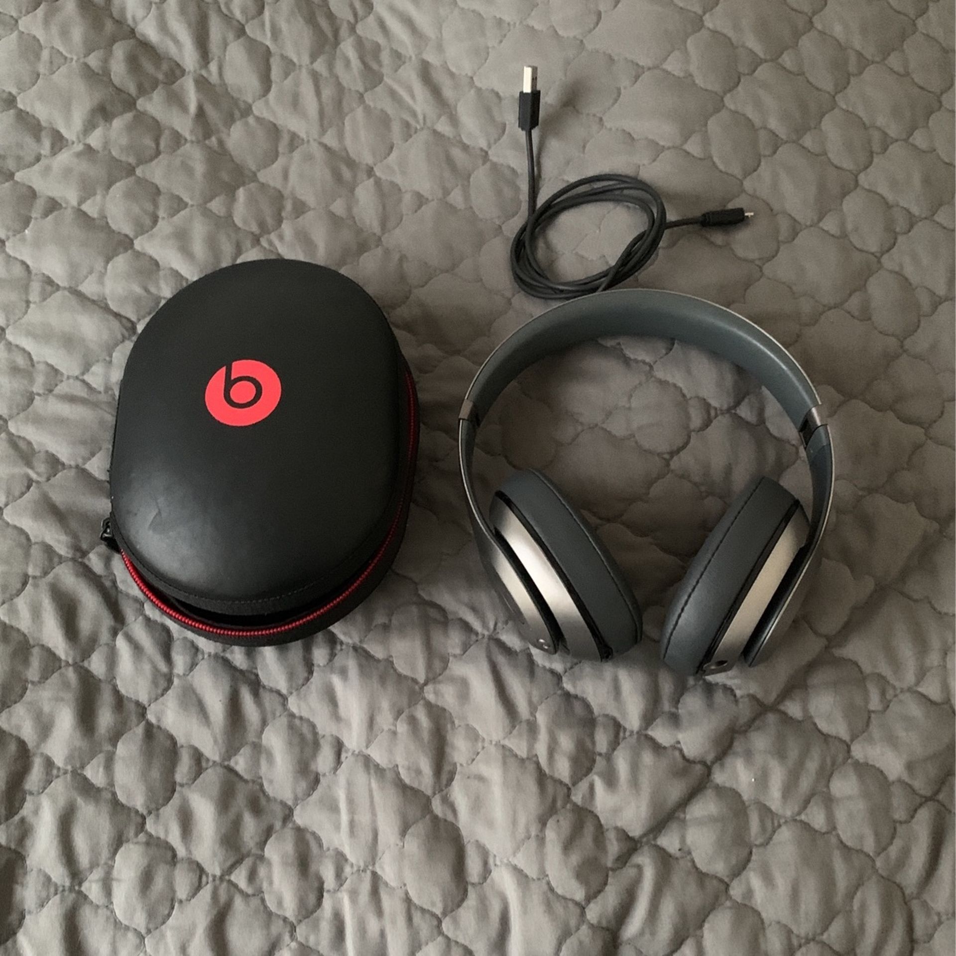 beats headphones (grey)